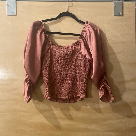 Deep mauve top with fitted bodice and puff sleeve - Picture 2 of 3